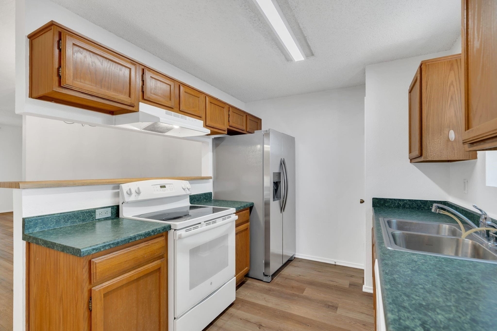 200 Samuel Boulevard - Photo 18