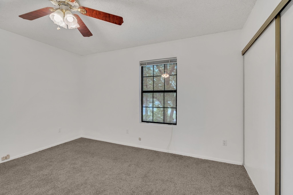 200 Samuel Boulevard - Photo 8