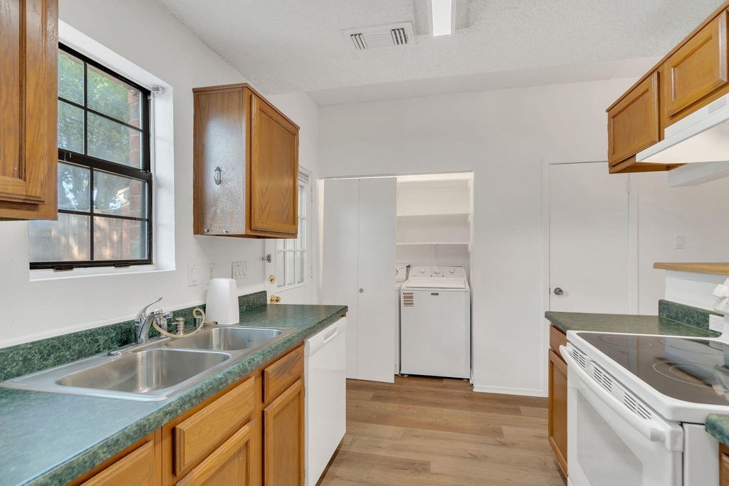 200 Samuel Boulevard - Photo 17
