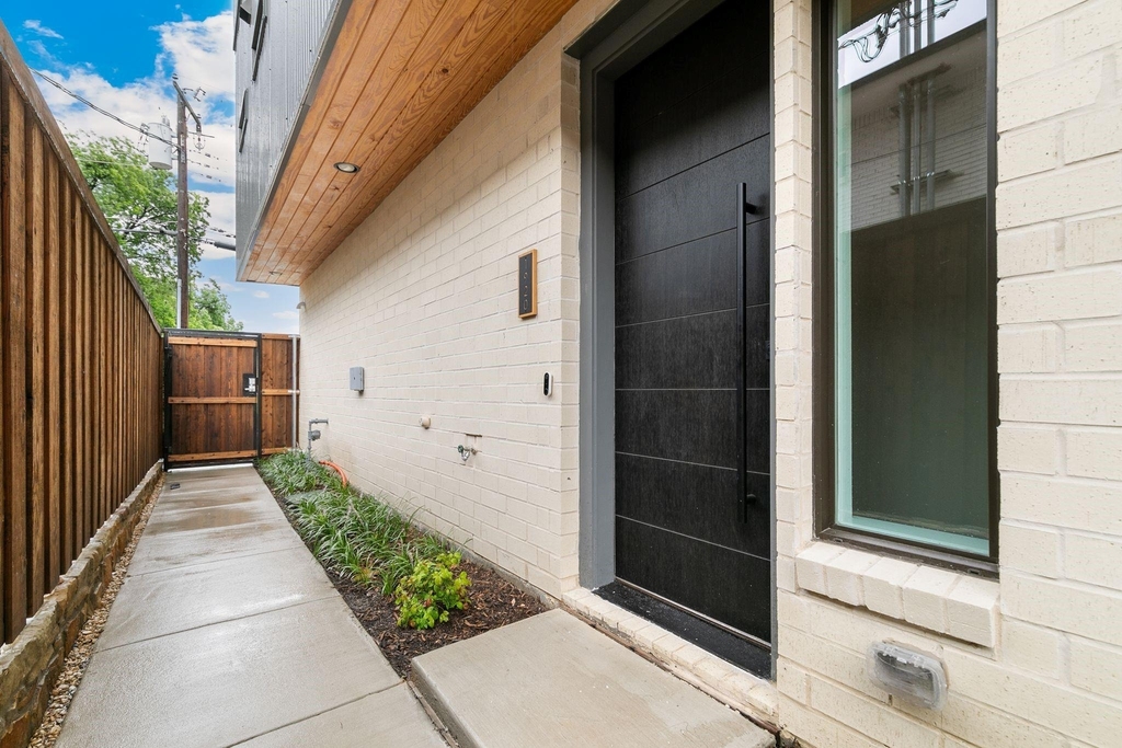 1920 Cuyler Court - Photo 2
