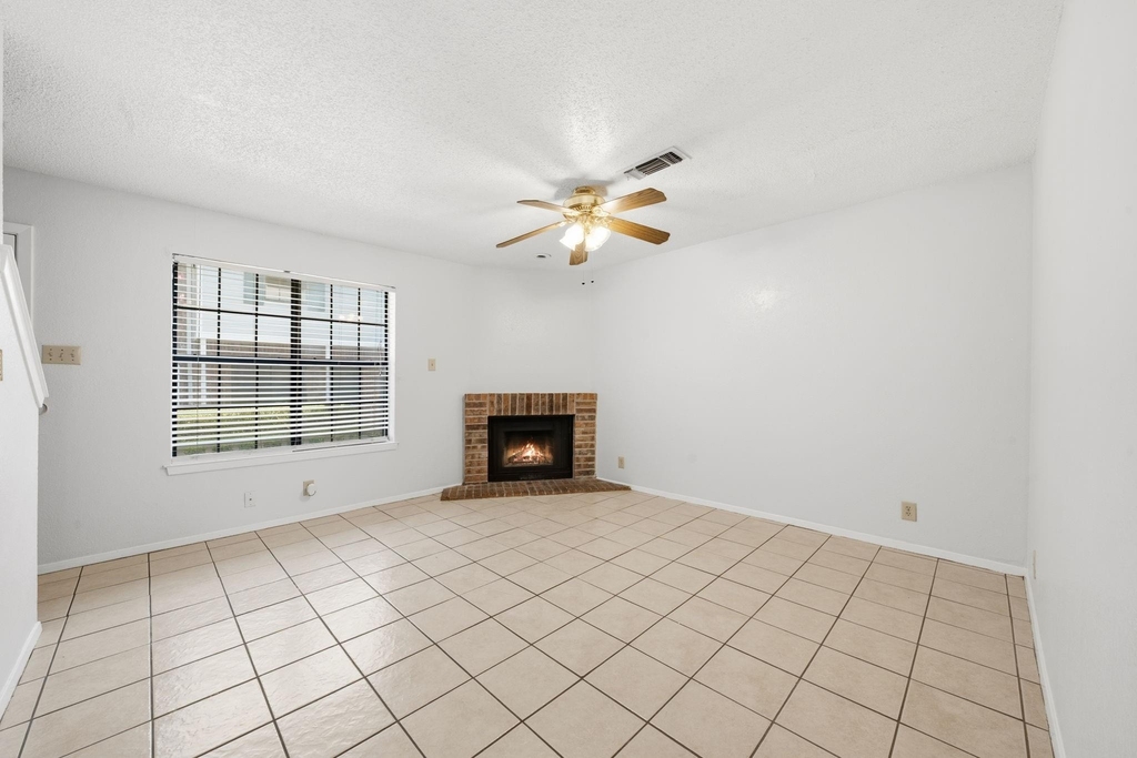 929 W Hickory Street - Photo 2