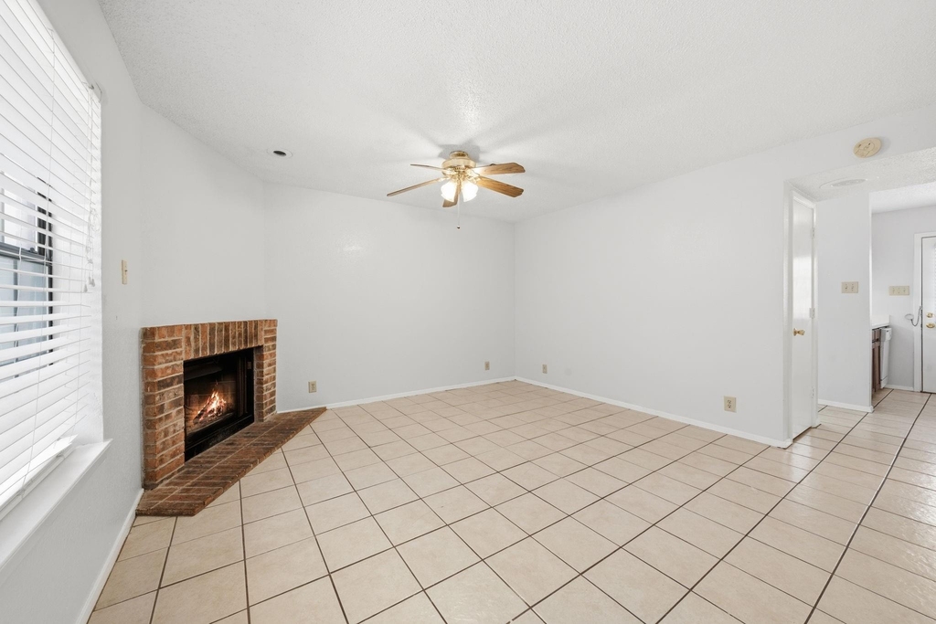 929 W Hickory Street - Photo 1