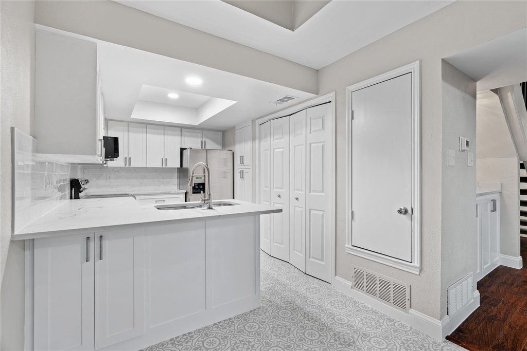 18040 Midway Road - Photo 9