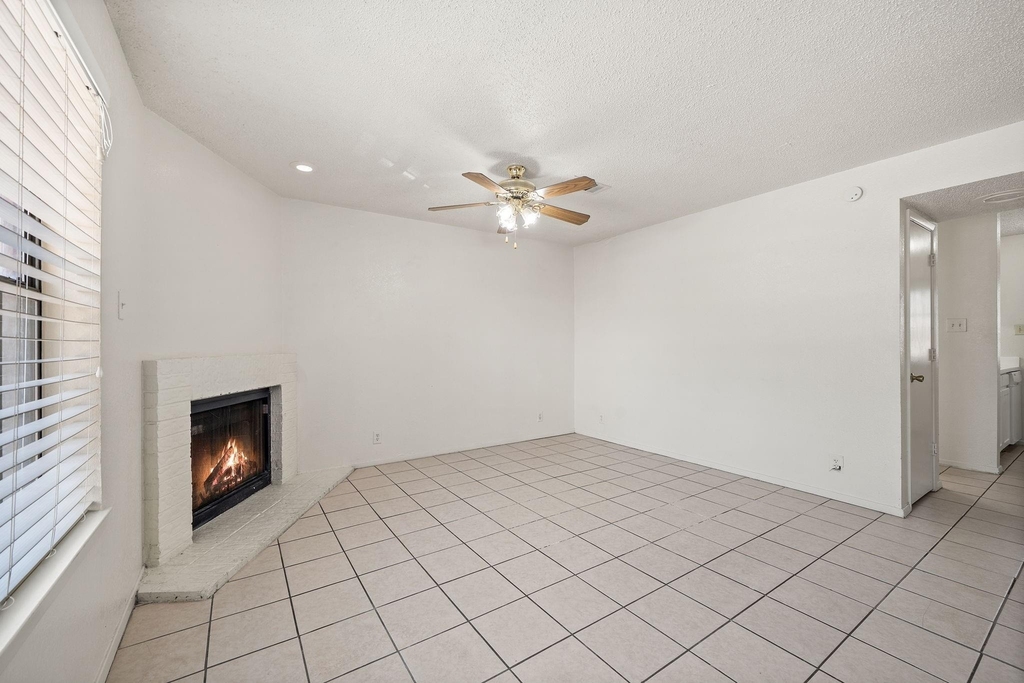 929 W Hickory Street - Photo 2
