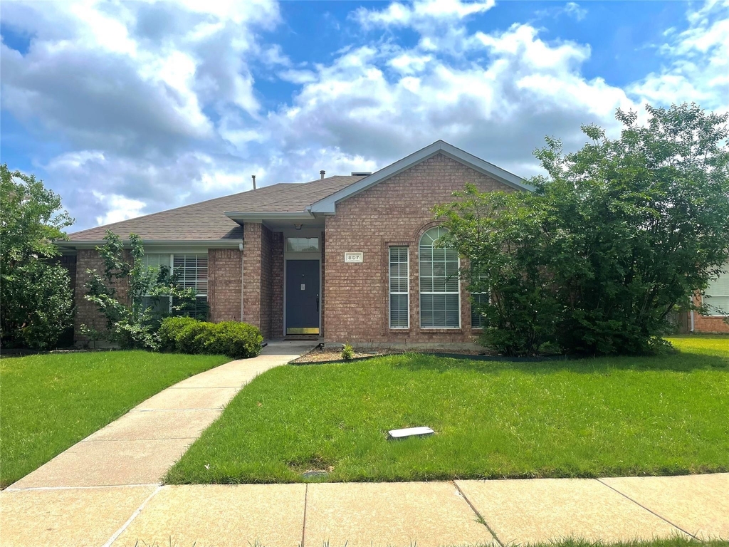 807 Aylesbury Drive - Photo 0