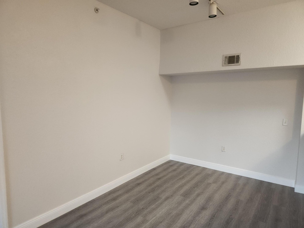 241 Sw Palm Drive - Photo 5
