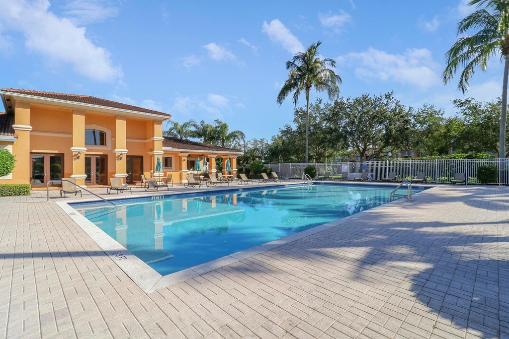 241 Sw Palm Drive - Photo 18