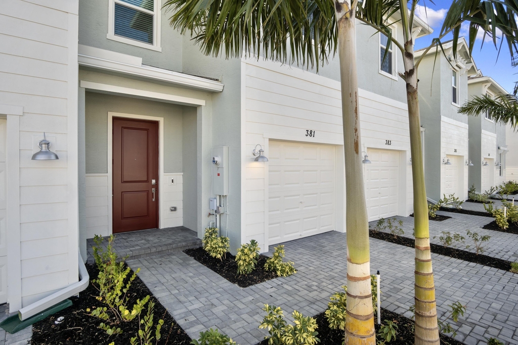 381 Se Crossoak Lane - Photo 1