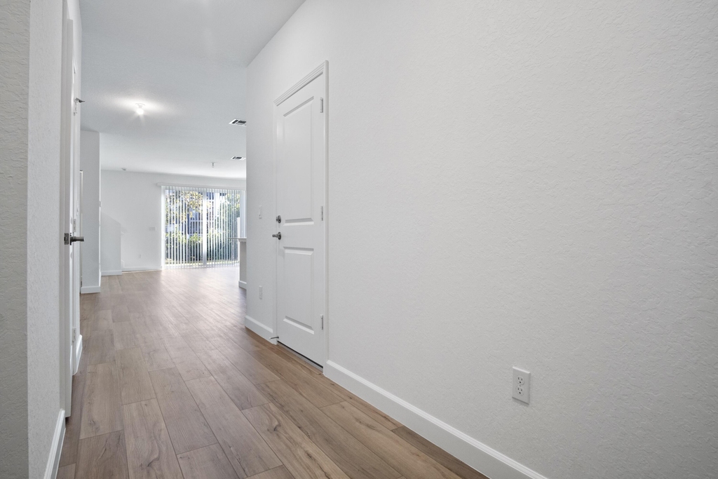 381 Se Crossoak Lane - Photo 9