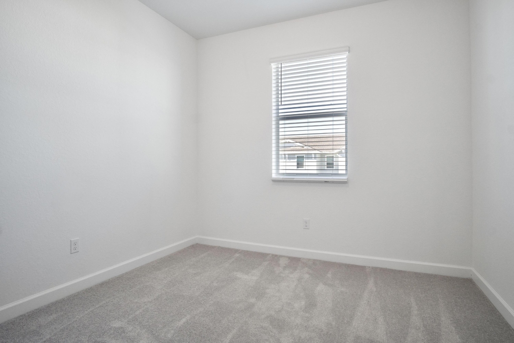 381 Se Crossoak Lane - Photo 19