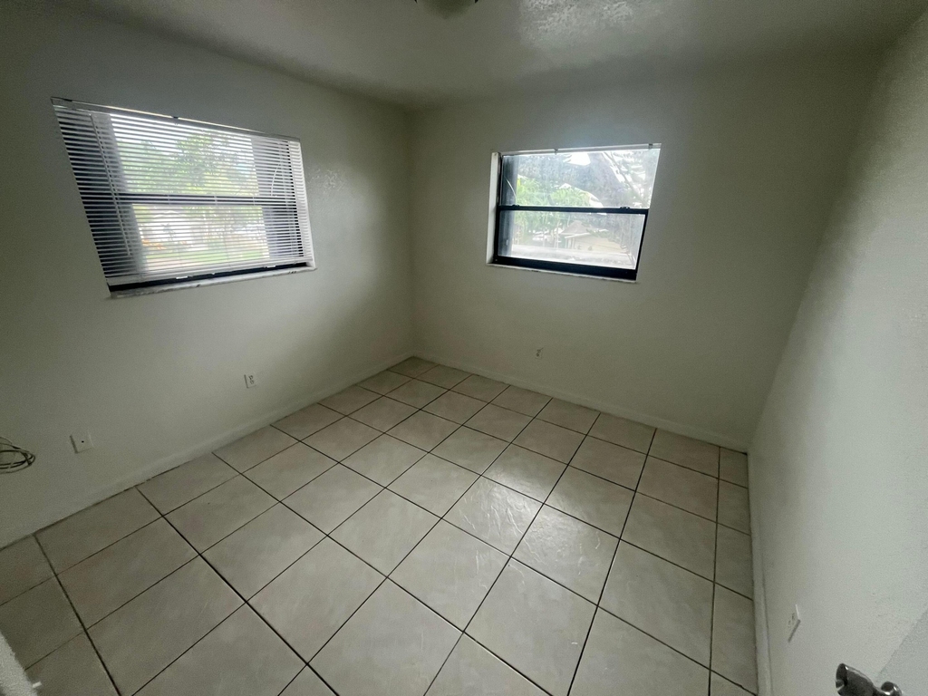 421 Nw 7th Terrace - Photo 2