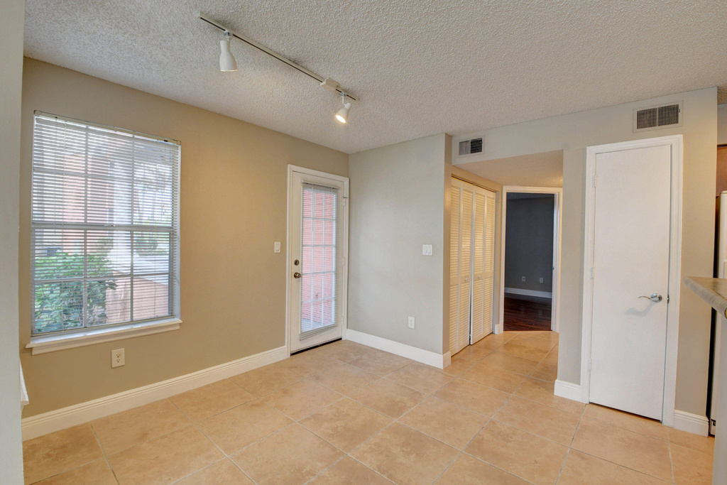 1365 Crystal Way - Photo 15
