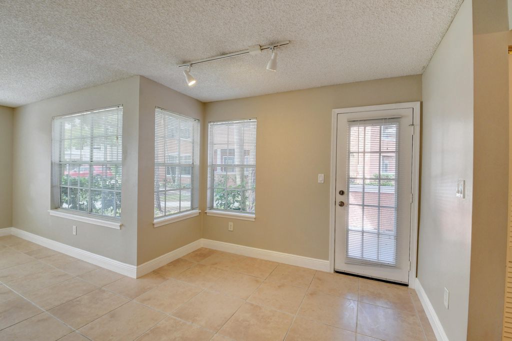 1365 Crystal Way - Photo 14
