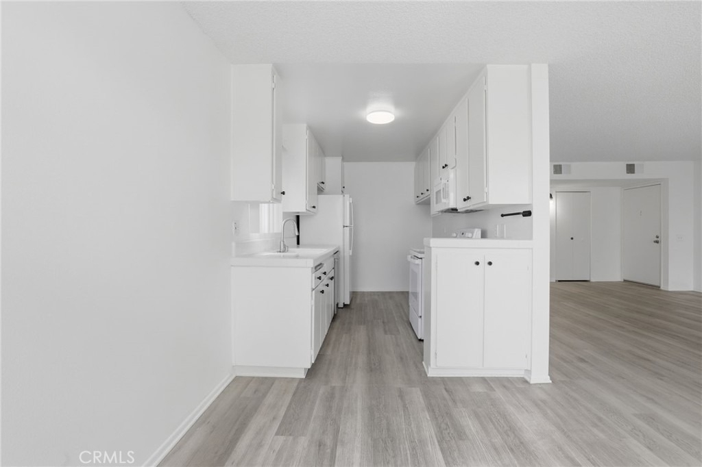5400 Lindley Avenue - Photo 8