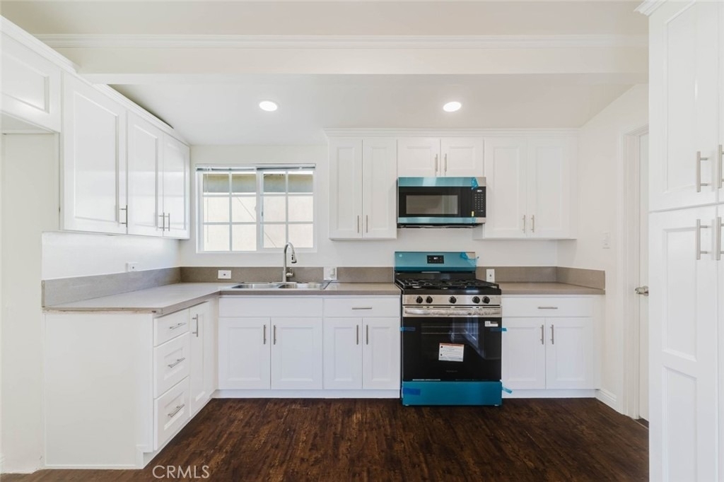 7945 Woodman Avenue - Photo 9