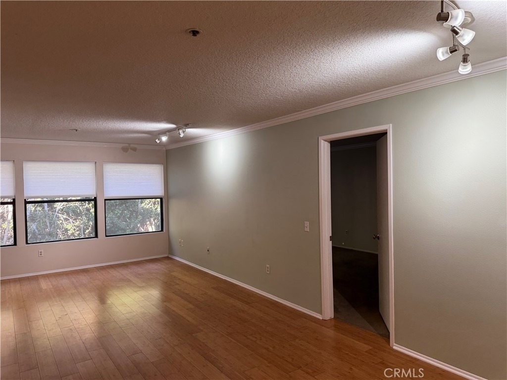 280 Cagney - Photo 9