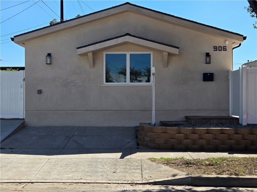 906 Estelle Avenue - Photo 0