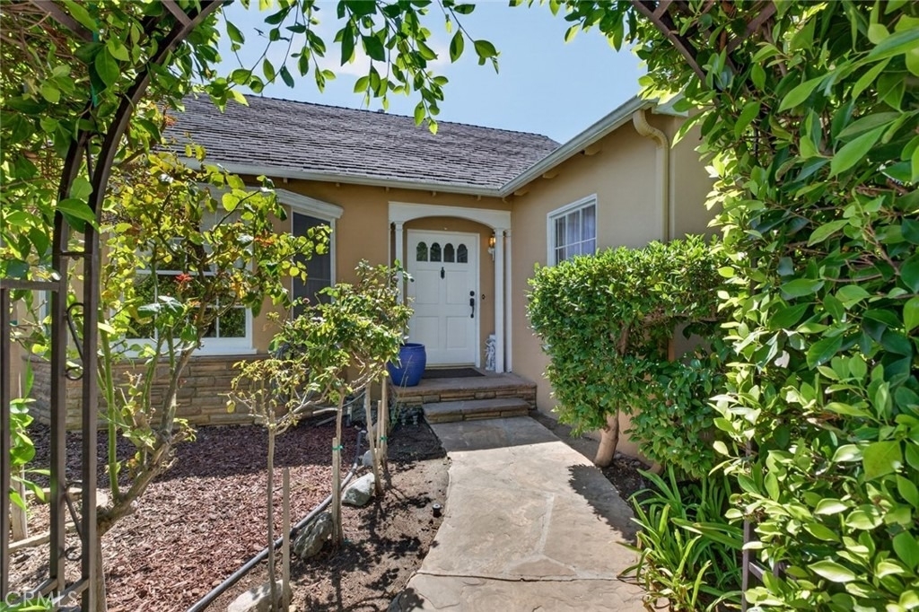 900 E Mountain - Photo 0
