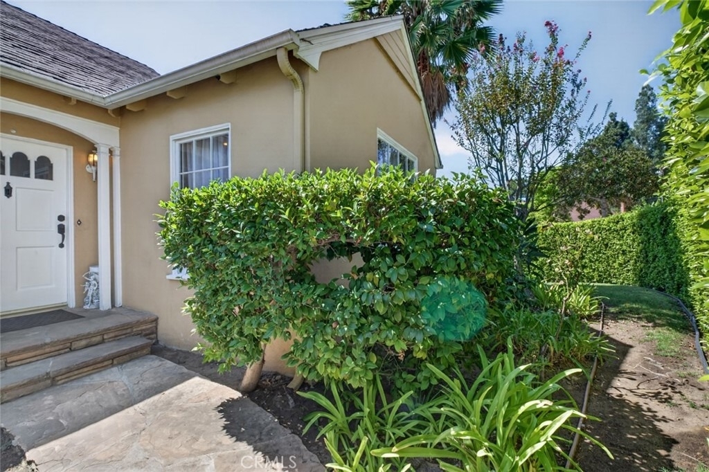 900 E Mountain - Photo 2