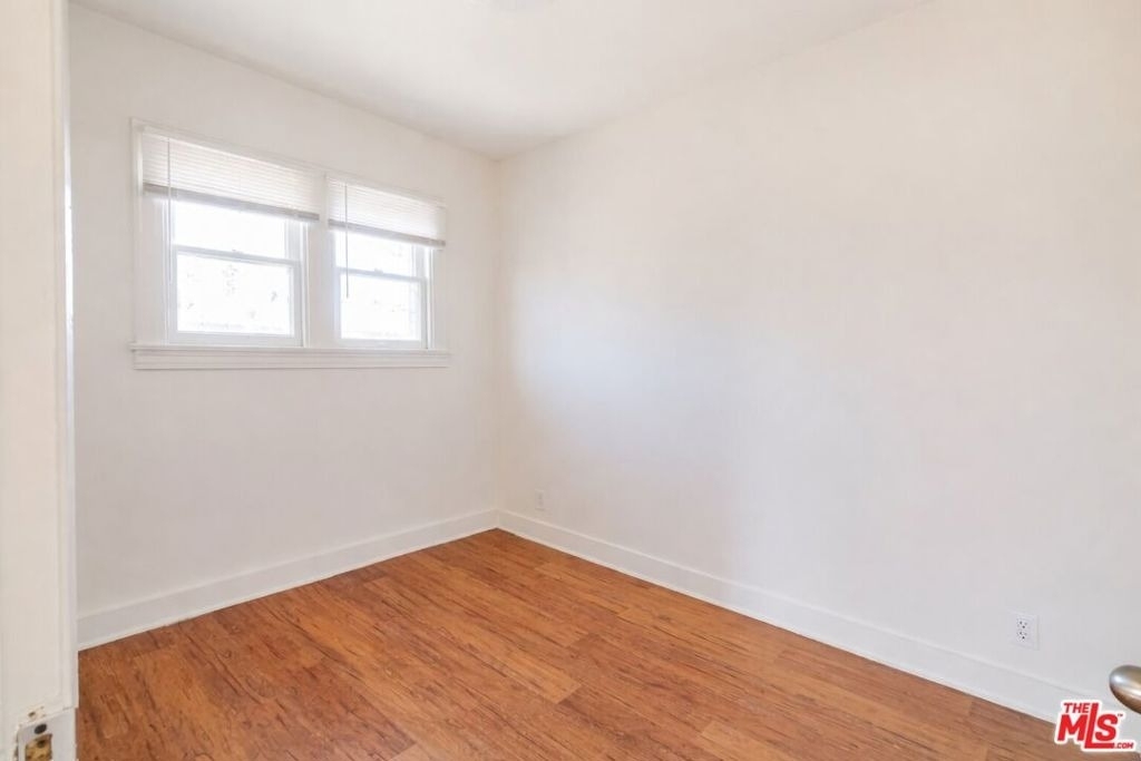 537 S Kenmore Avenue - Photo 1