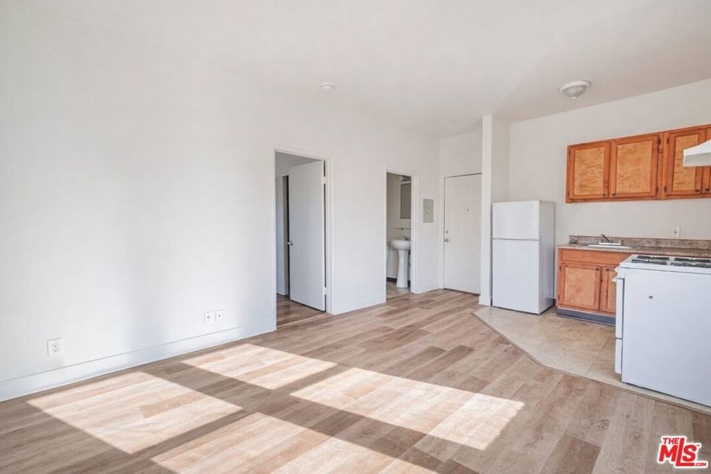 537 S Kenmore Avenue - Photo 0