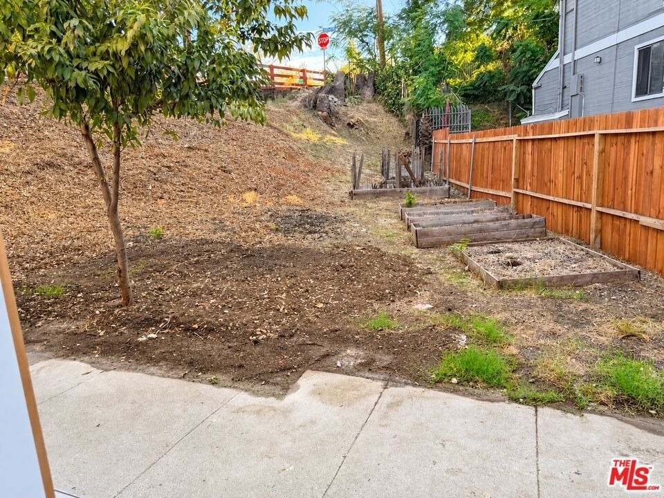 5966 1/2 Benner St - Photo 25