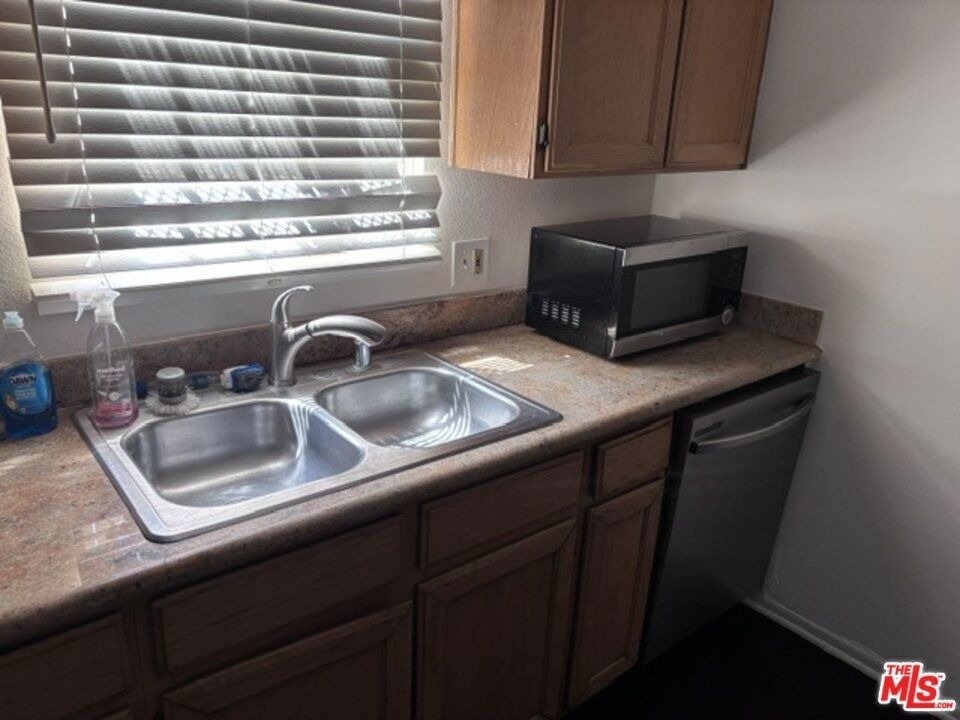 720 N Eucalyptus Avenue - Photo 4
