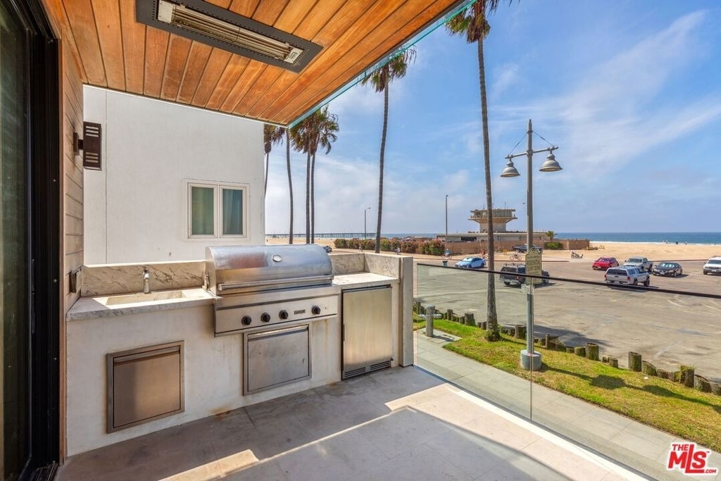 2205 Ocean Front Walk - Photo 4