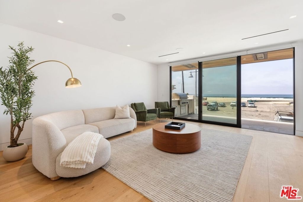2205 Ocean Front Walk - Photo 3