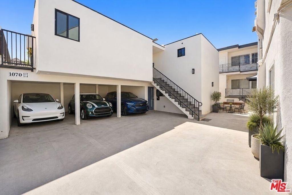 1070 1/2 E Masselin Avenue - Photo 9