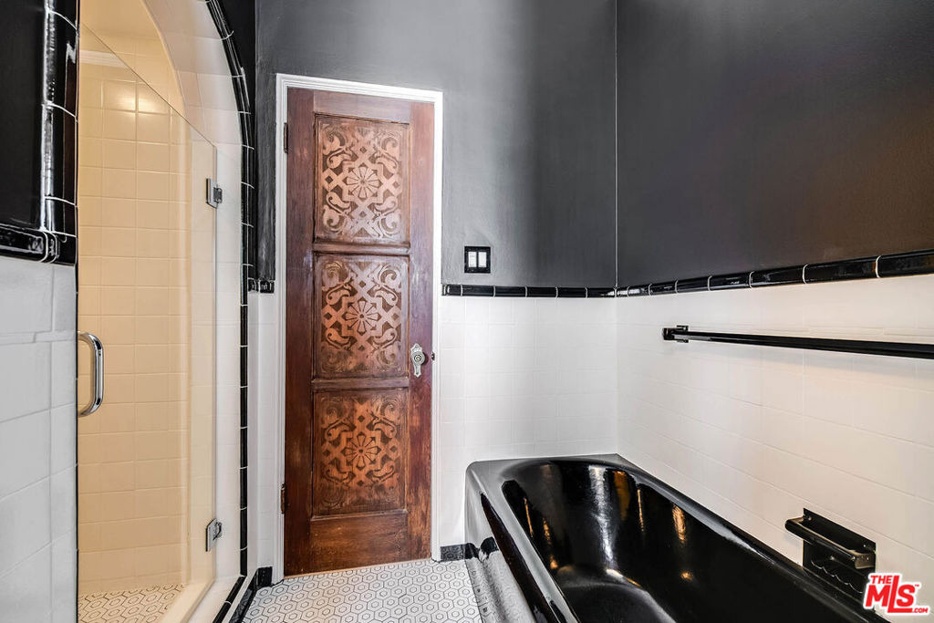 339 N Croft Avenue - Photo 12