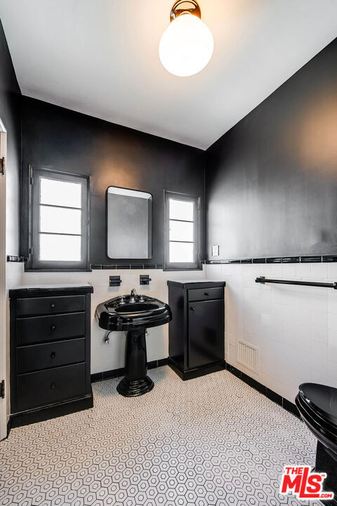 339 N Croft Avenue - Photo 11