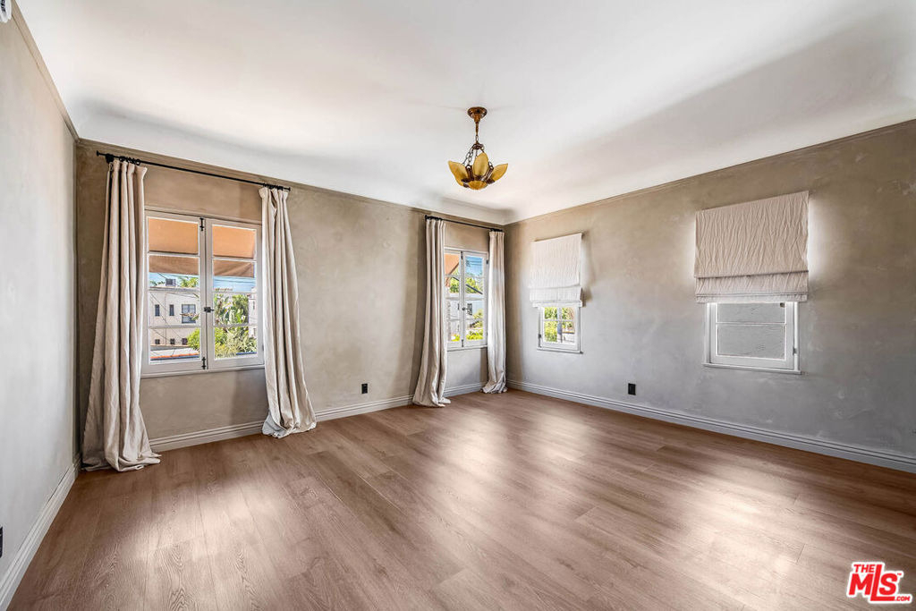 339 N Croft Avenue - Photo 10