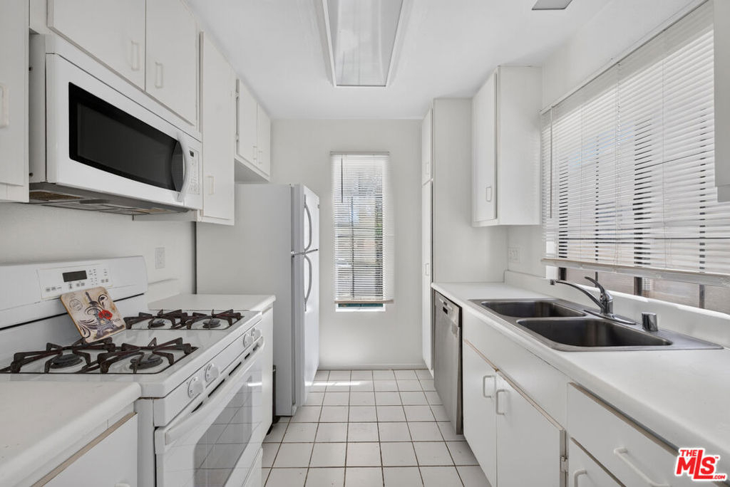 2554 Olive Drive - Photo 10