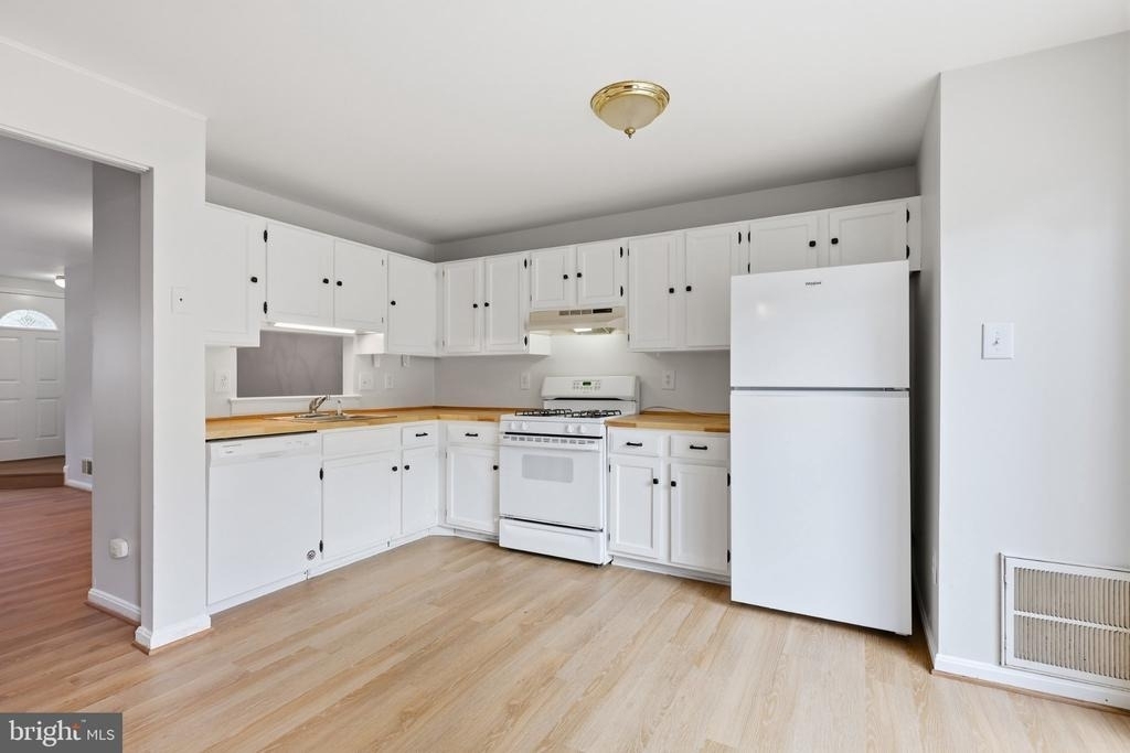 8013 Dayspring Court - Photo 11