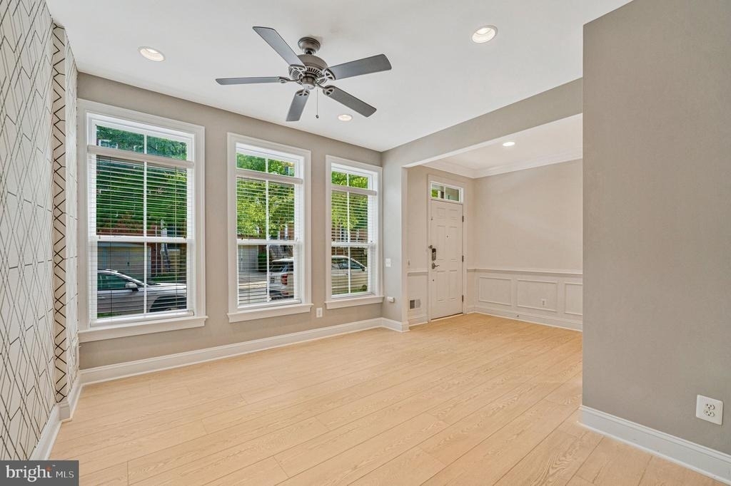 9524 Canonbury Square - Photo 2
