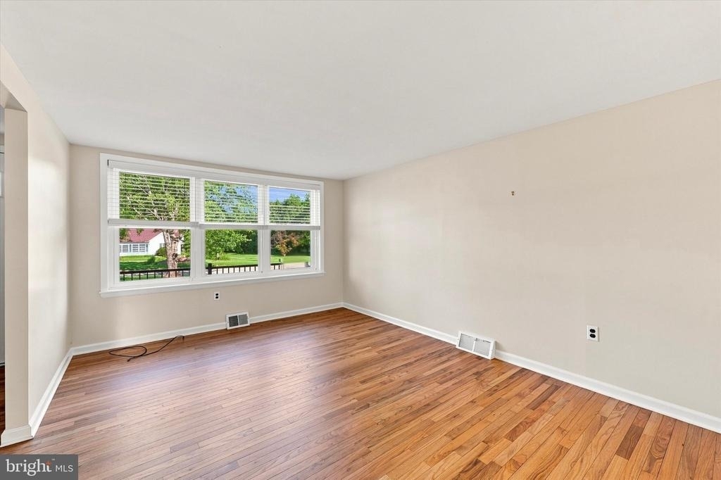 320 Richardson Road - Photo 2