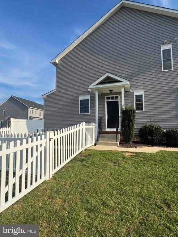 1005 Clover Circle - Photo 2
