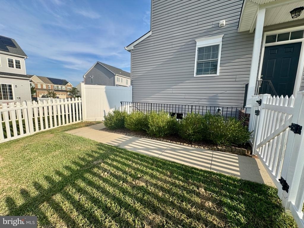 1005 Clover Circle - Photo 1