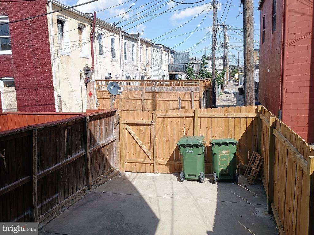 1 Clinton Street N - Photo 2