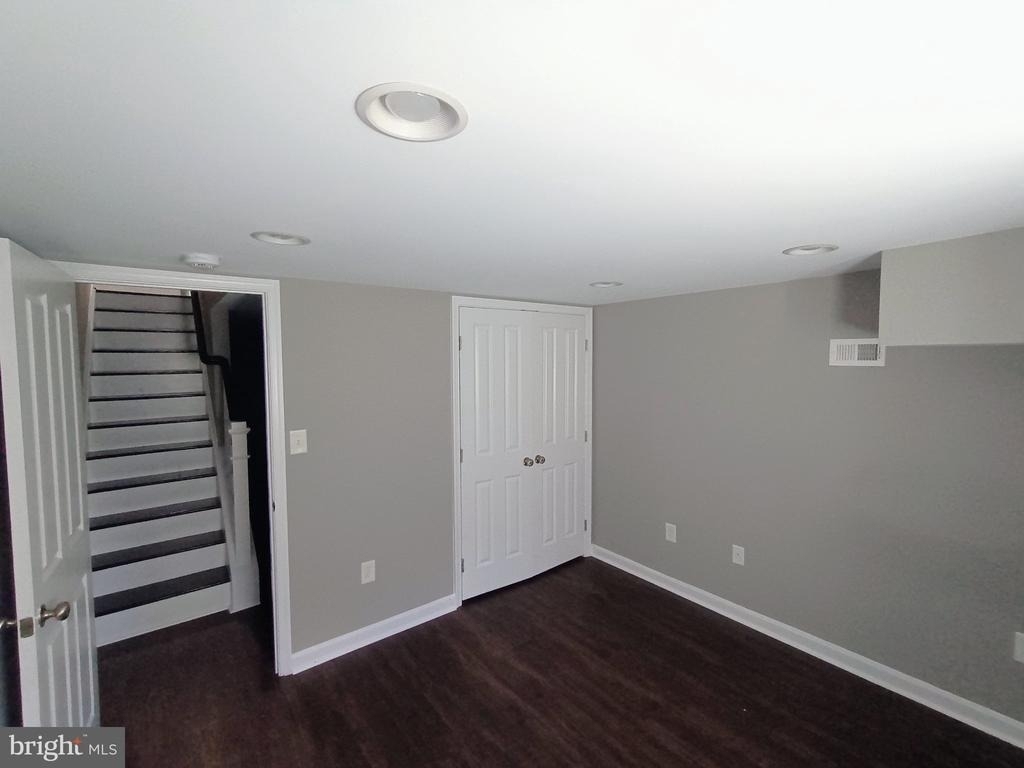1 Clinton Street N - Photo 11