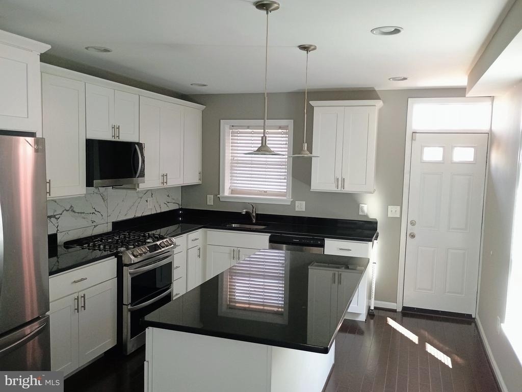 1 Clinton Street N - Photo 5