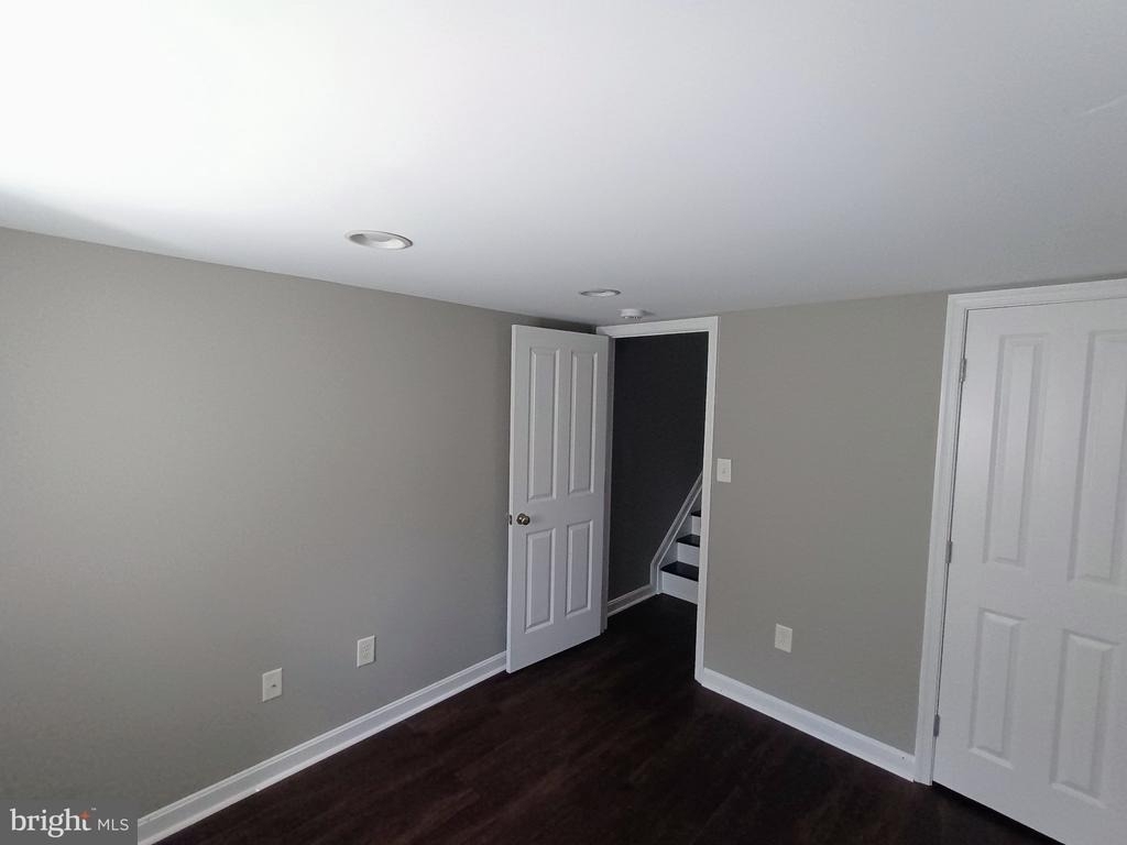 1 Clinton Street N - Photo 12