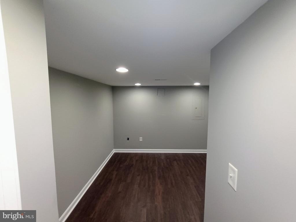 1 Clinton Street N - Photo 15