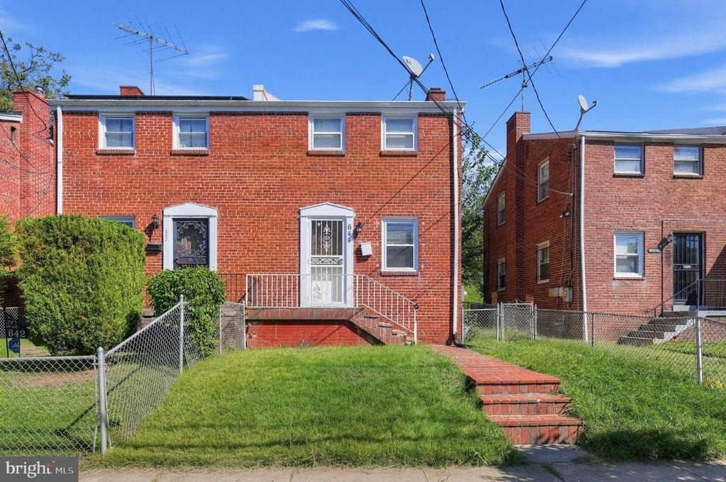 644 Burns Street Se - Photo 1