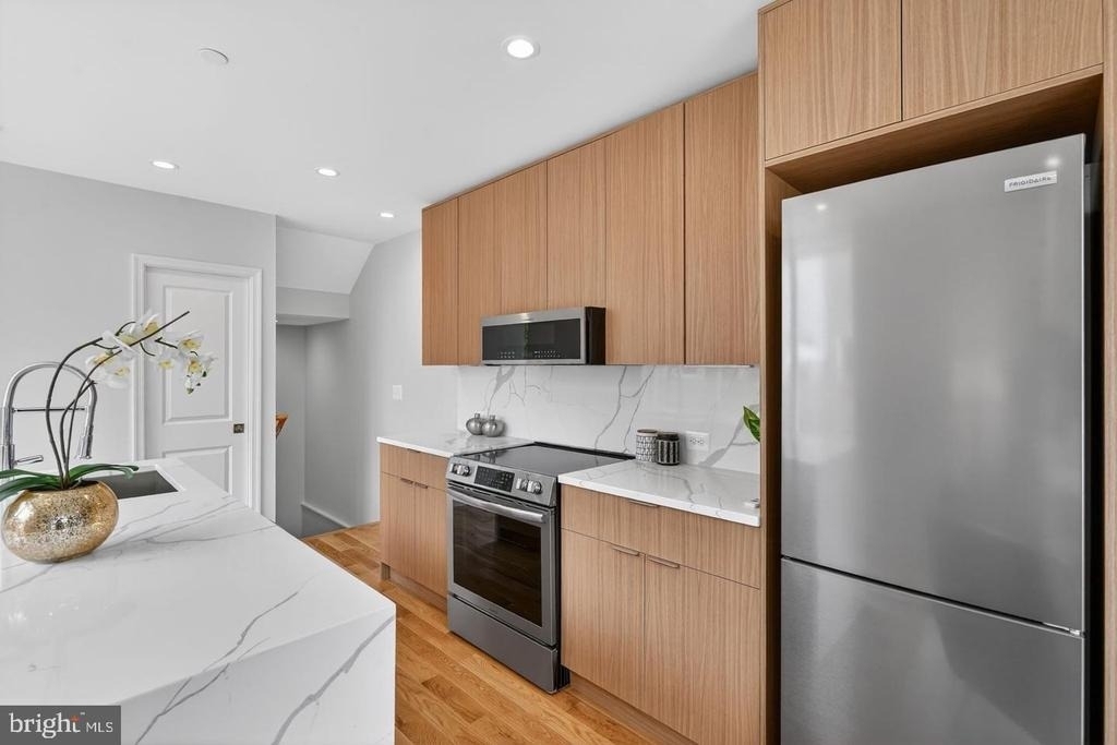 1515 C Street Ne - Photo 3