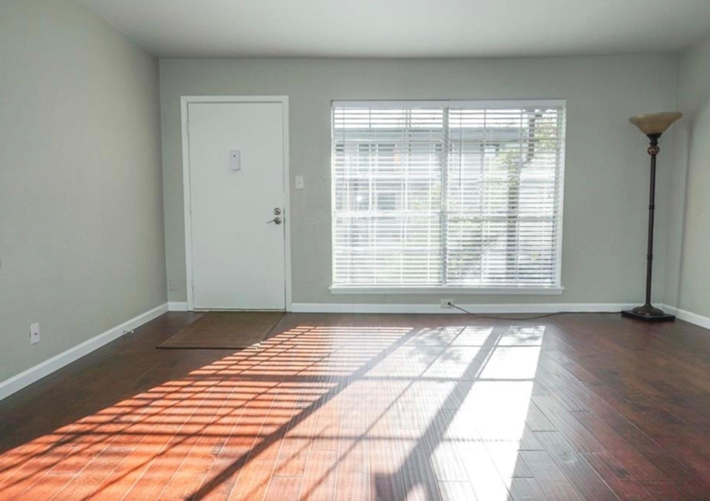 2425 Ashdale Dr - Photo 3