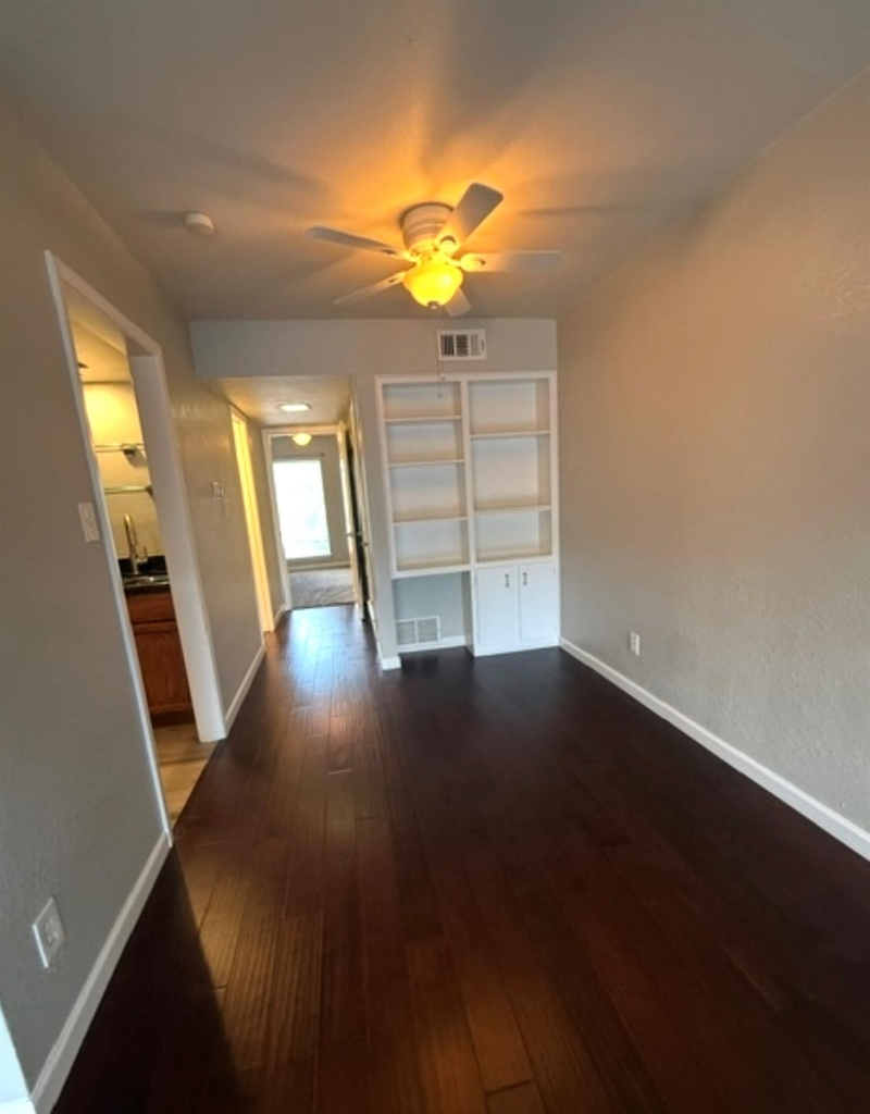 2425 Ashdale Dr - Photo 4