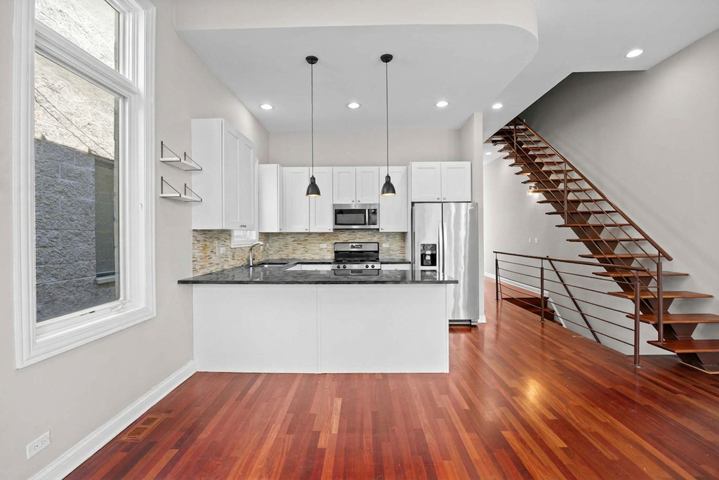 919 N Hermitage Avenue - Photo 3