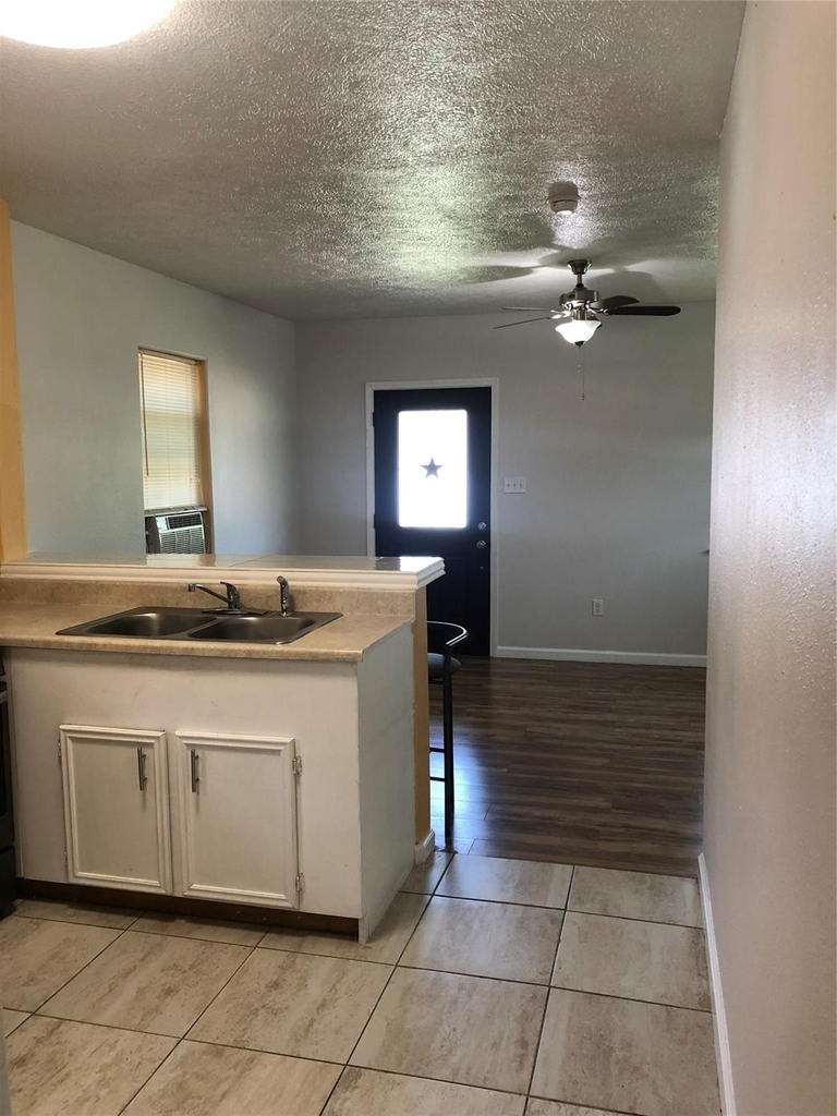 703 N Avenue B - Photo 8